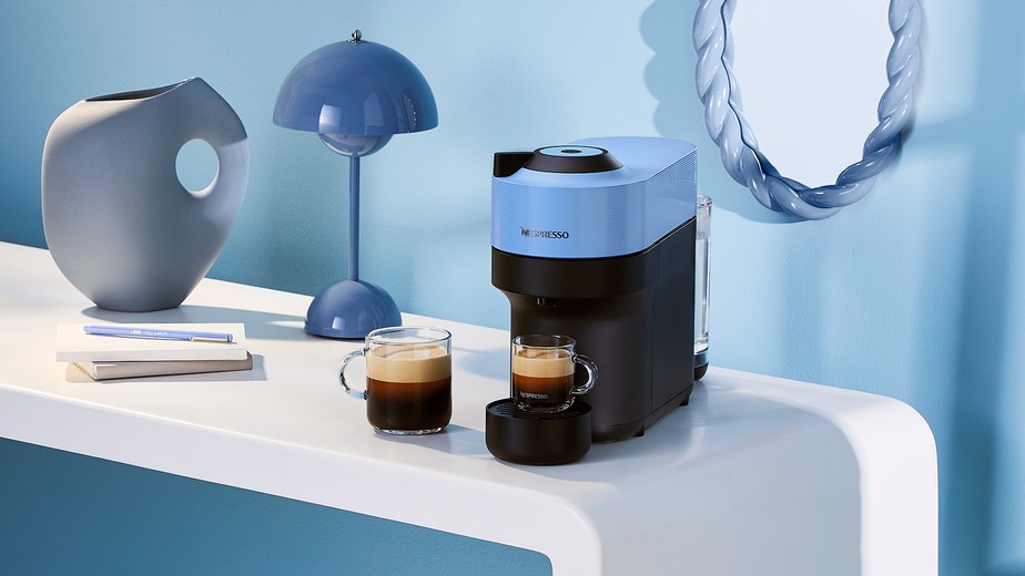 Lançada em seis cores diferentes, a nova máquina de café Vertuo Pop oferece diferentes medidas de extração, utiliza cápsulas inteligentes com alta tecnologia e tem a sustentabilidade como um de seus pilares