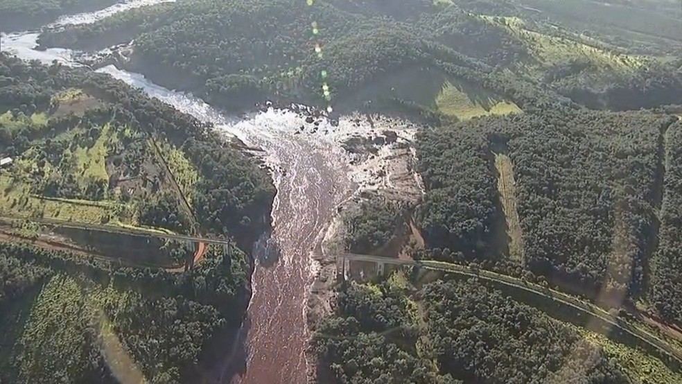 Imagem aérea mostra destruição na região após rompimento de uma barragem da mineradora Vale em Brumadinho — Foto: Reprodução/TV Globo