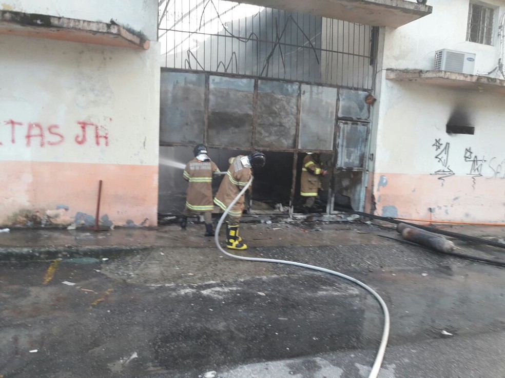 Incêndio atinge depósito da Secretaria de Saúde de Angra e destrói estoque de insumos (Foto: Prefeitura de Angra dos Reis/Divulgação)
