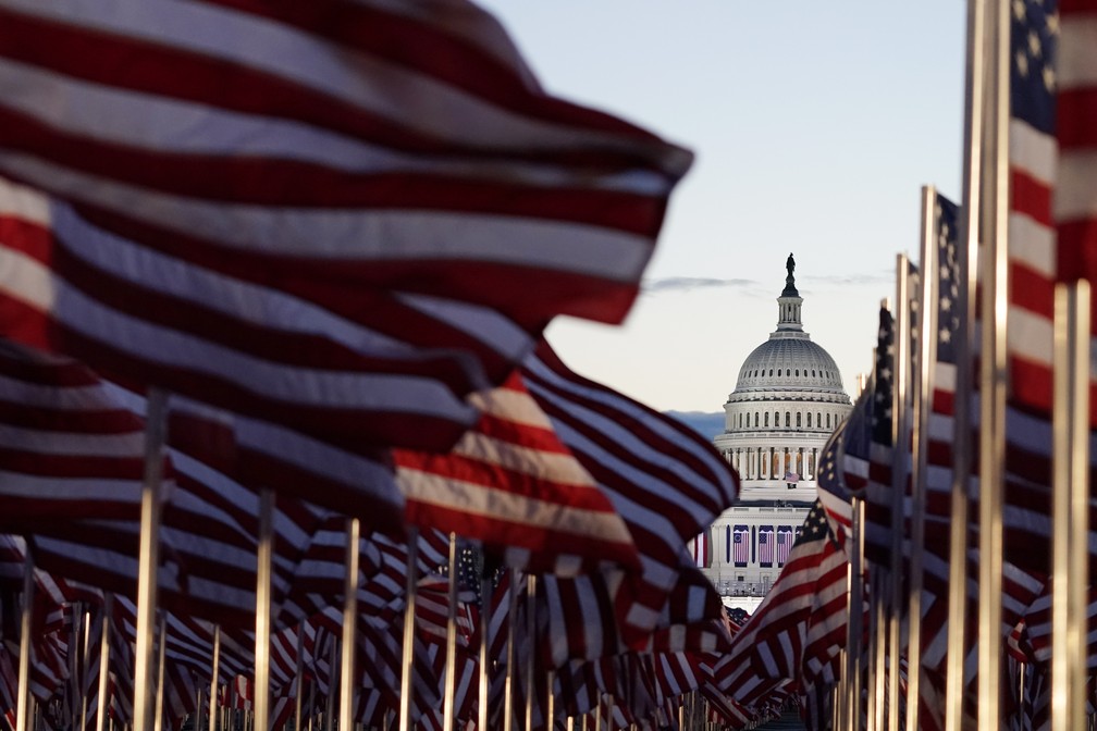 Domo do Capitólio dos EUA é visto a partir da instalação das bandeiras no Passeio Nacional, em Washington, em 20 de janeiro de 2021 — Foto: Julio Cortez/AP