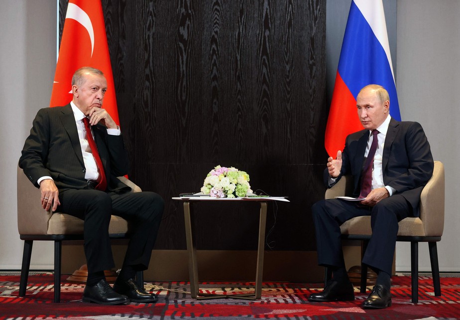 Presidente da Turquia, Recep Tayyip Erdogan (E), durante reunião com o presidente da Rússia, Vladimir Putin, em Samarcanda