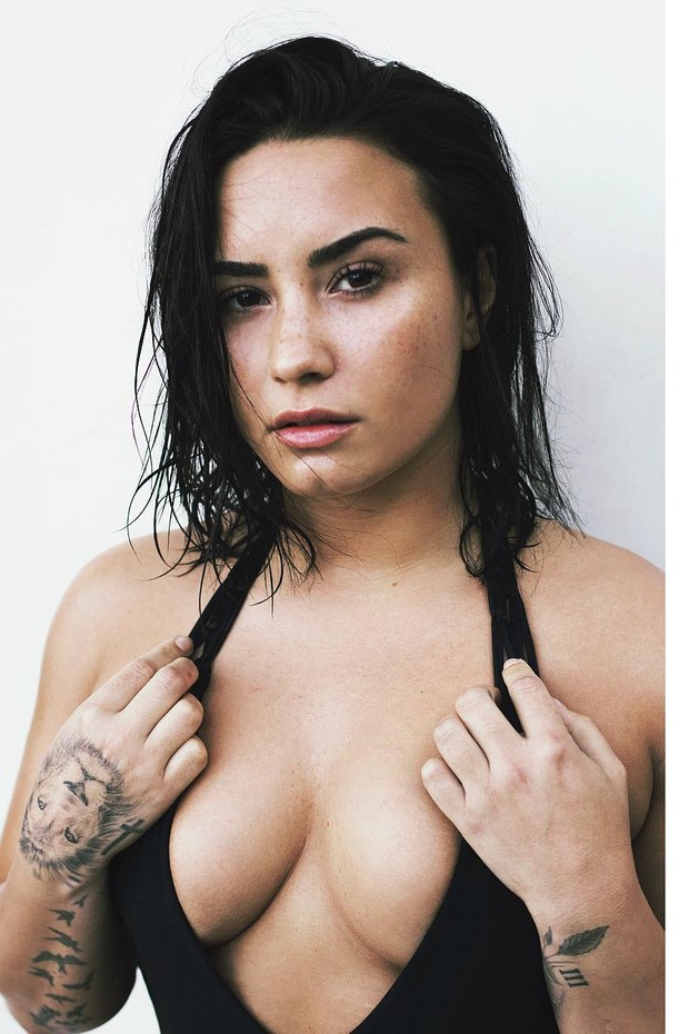 Demi Lovato leva decote ao extremo em clique com make fresh (Foto: Reprodução/Instagram)