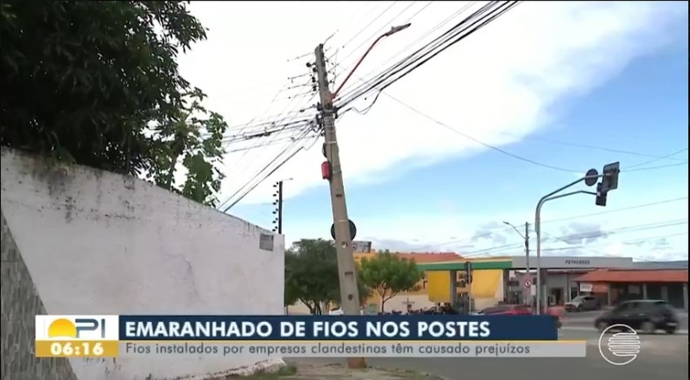 Fiação de internet instalada por empresas clandestinas causam prejuízos em 50 mil postes no Piauí — Foto: Reprodução/TV Clube