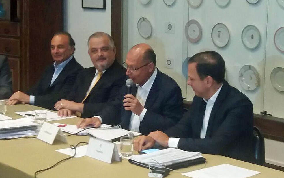Governador Geraldo Alckmin (centro) fala durante cerimônia ao lado do prefeito João Doria (Foto: Tatiana Santiago/G1)