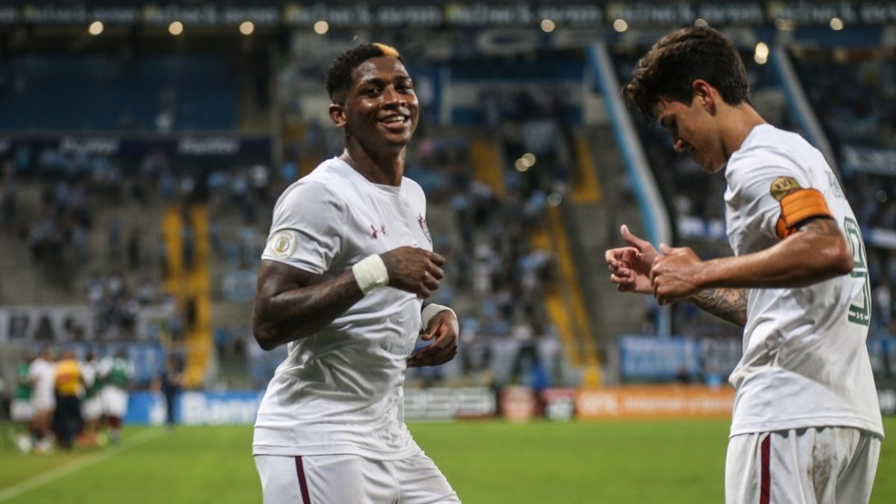 Yony comemora vitória com Pedro — Foto: LUCAS MERÇON / FLUMINENSE F.C