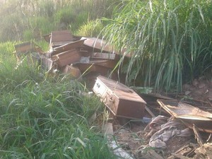Moradores flagram descarte irregular de caixões em Miguel Pereira (Foto: Arquivo Pessoal) Moradores flagram descarte irregular de caixões em Miguel Pereira (Foto: Arquivo Pessoal)