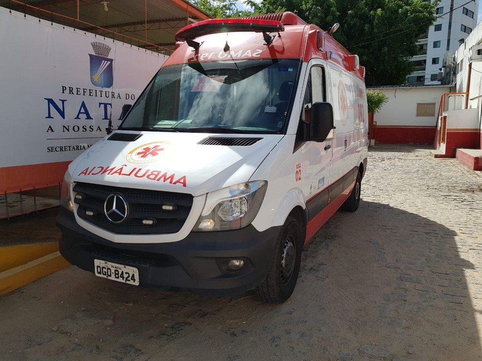 Ambulâncias ficam paradas em unidades de saúde por ausência de vagas — Foto: Luis Gustavo/Inter TV Cabugi