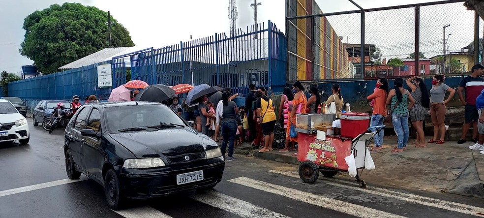 Fila em frente a unidade do CRAS em Manaus para atualização do CadÚnico — Foto: Paulo Paixão/Rede Amazônica