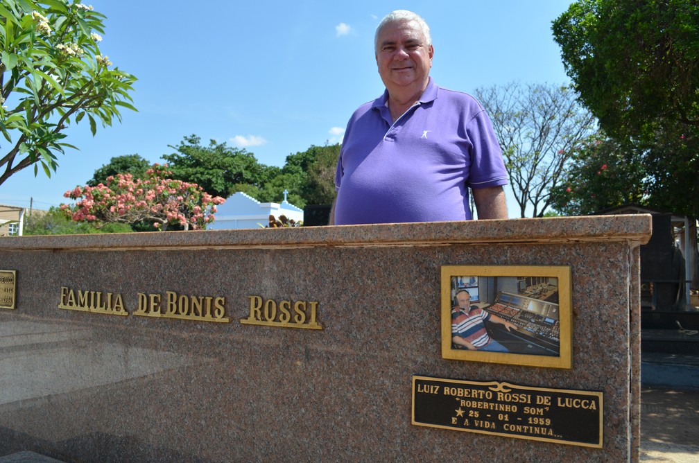 O aposentado Roberto Rossi diante do próprio túmulo em Ribeirão Preto (Foto: Adriano Oliveira/G1)