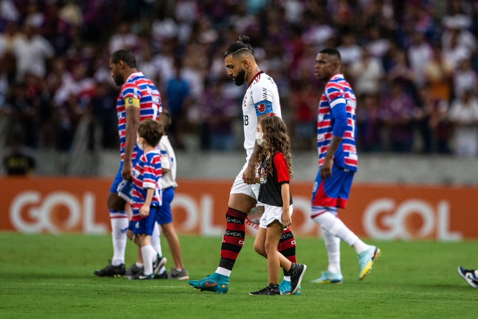 Gabigol foi capit&atilde;o do Flamengo contra o Fortaleza, jogo no qual fez dois gols &mdash; Foto: Thiago Gadelha / SVM