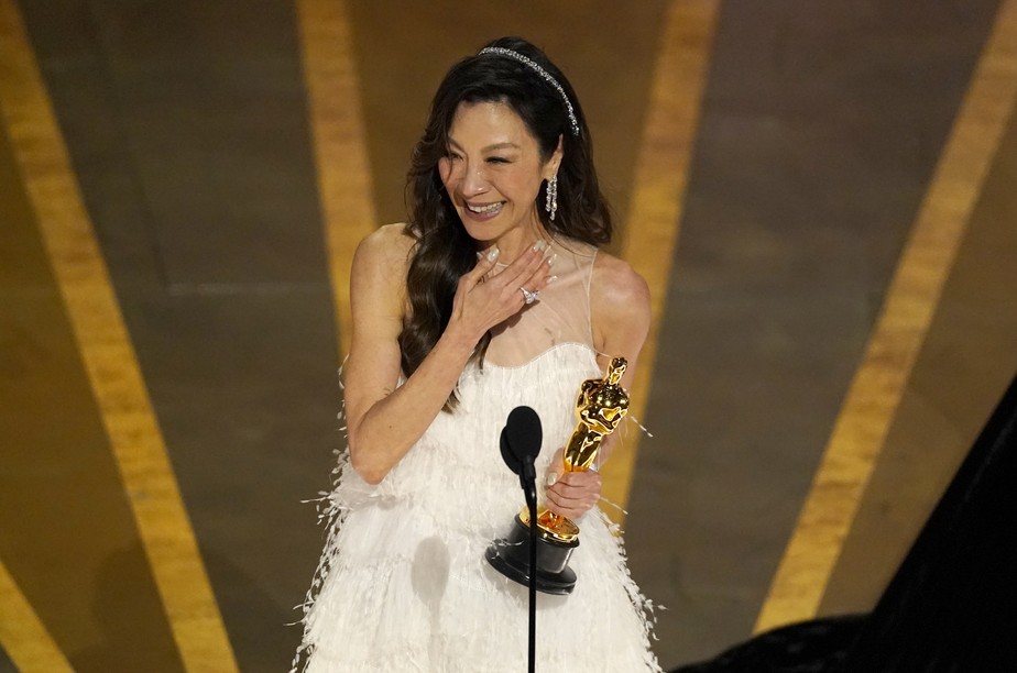 Michelle Yeoh aceita o Oscar de melhor atriz no Dolby Theatre em Los Angeles
