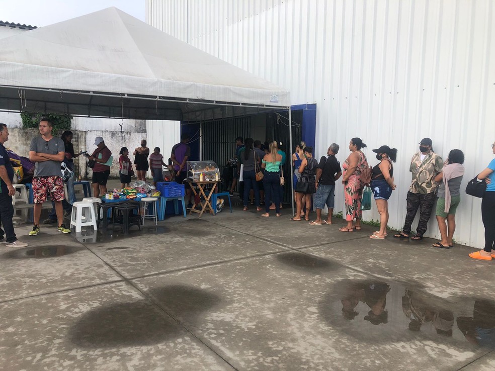 Beneficiários fazem fila no último dia para atualizar dados do CadÚnico na serraria, em Maceió — Foto: Nick Marone/TV Gazeta