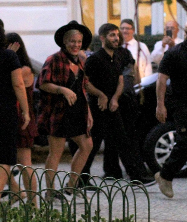 Pink recebe fãs na porta do hotel (Foto: Daniel Delmiro/ AgNews)