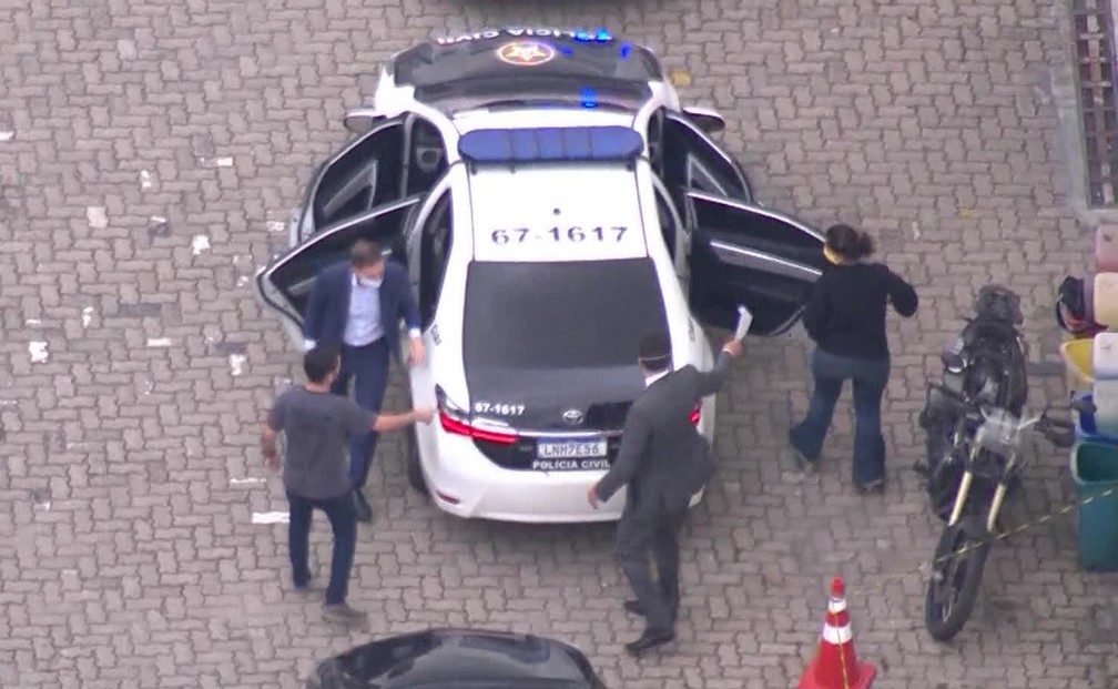Crivella deixa viatura da Polícia Civil do Rio após ser preso, na manhã desta terça (22) — Foto: TV Globo/Reprodução