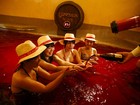 Turistas 'mergulham' em piscina de vinho no Japão