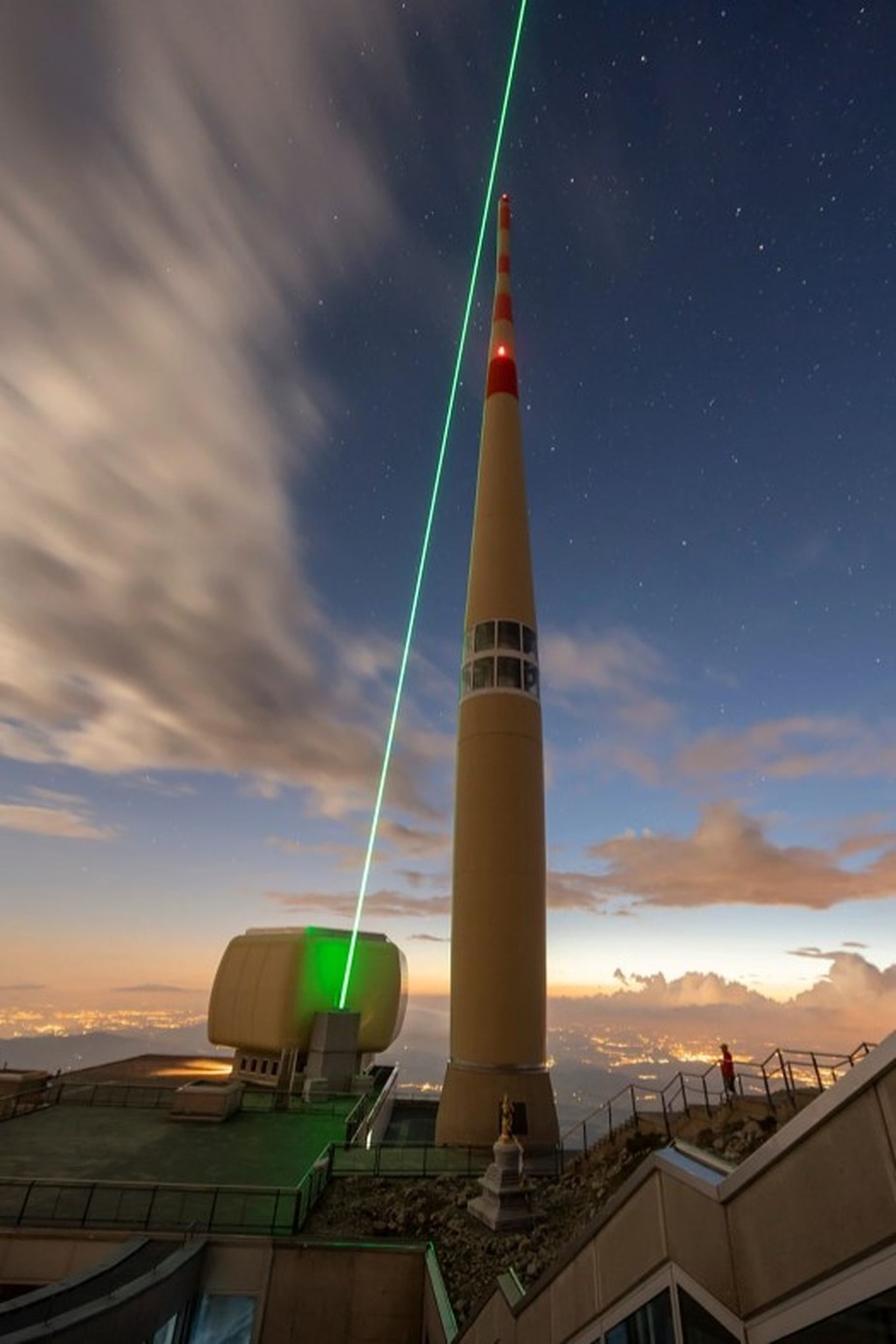 Laser disparado de dentro de telescópio numa montanha na Suíça desviou raios