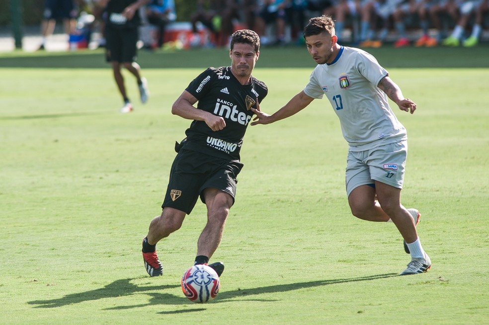 Hernanes participa de jogo-treino do São Paulo contra o São Caetano no CT da Barra Funda — Foto: Maurício Rummens / Estadão Conteúdo