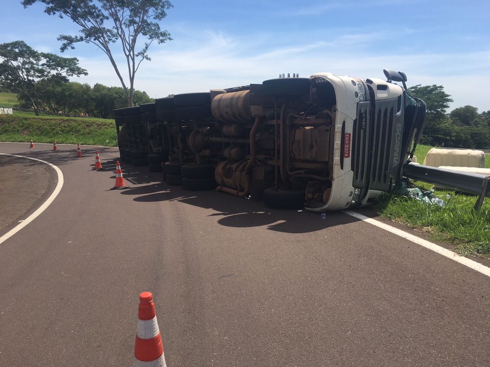 Carreta com algodão tombou em Álvares Machado (Foto: Valmir Custódio/G1)