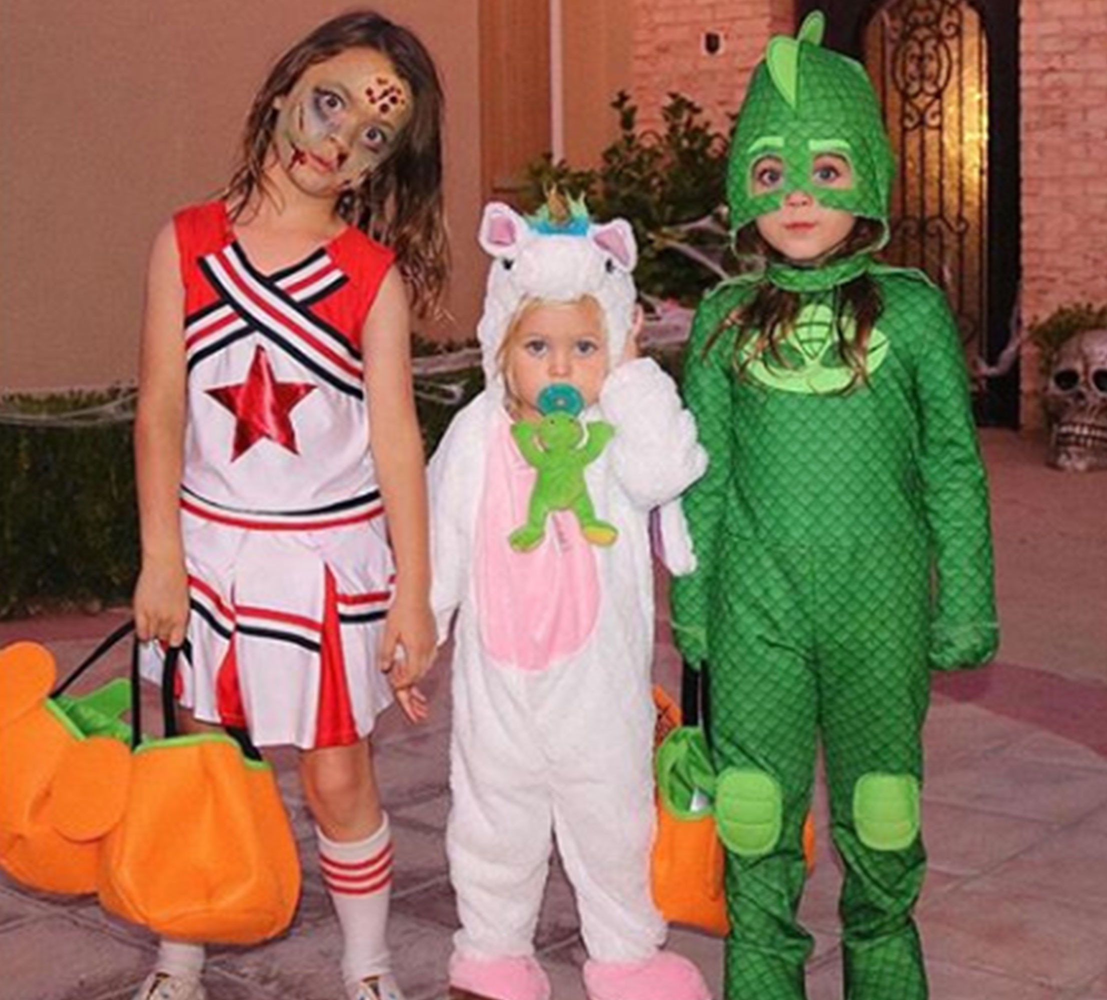 Os filhos de Megan Fox e Brian Austin Green (Noah está vestido de cheerleader zumbi) (Foto: Instagram)