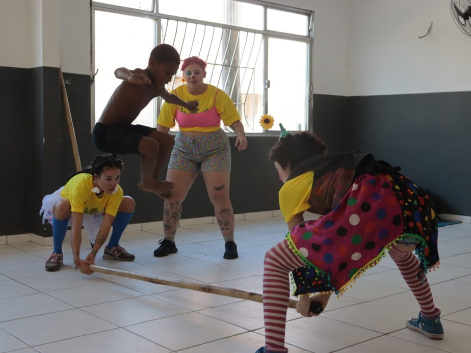 Criança se diverte durante oficina de circo oferecida pelo Palácio das Artes