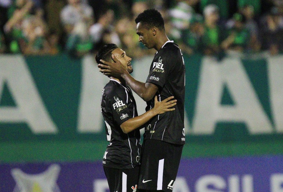 Jô festejou gol com Clayson, que iniciou a jogada (Foto: Márcio Cunha / Estadão Conteúdo)
