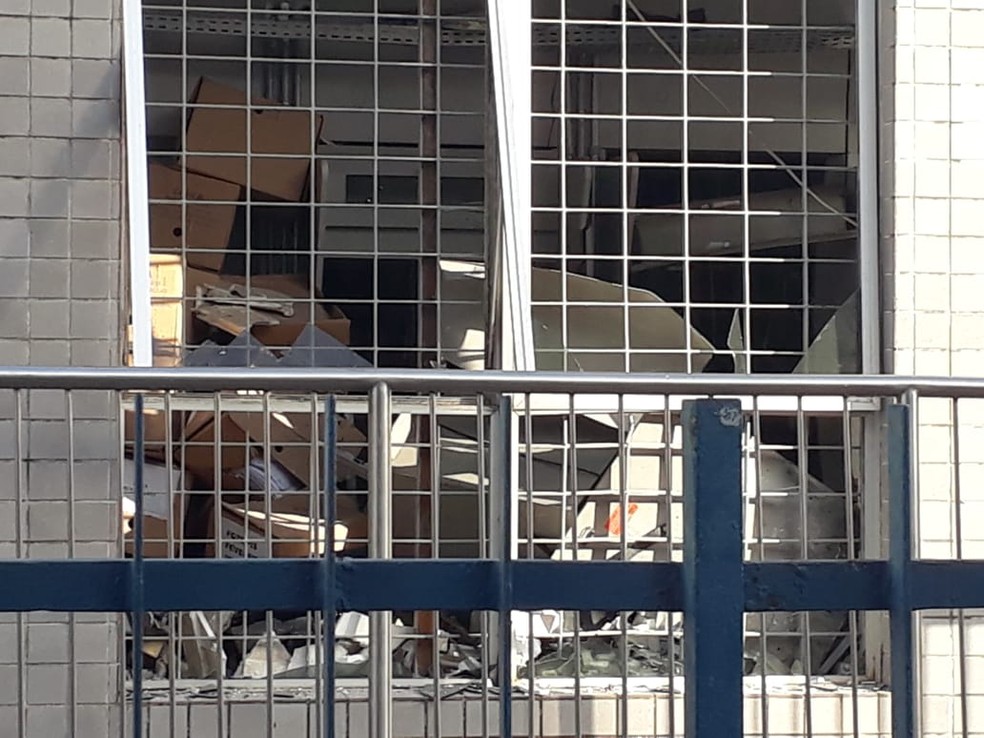 Do lado de fora, é possível ver a destruição dentro da agência da Caixa Econômica de Vitória de Santo Antão, na Zona da Mata de Pernambuco, nesta quinta-feira (1º) — Foto: Antonio Coelho/TV Globo