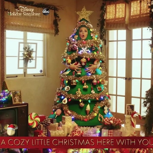 Katy Perry fantasiada de árvore de Natal para especial de TV (Foto: Reprodução/Instagram)