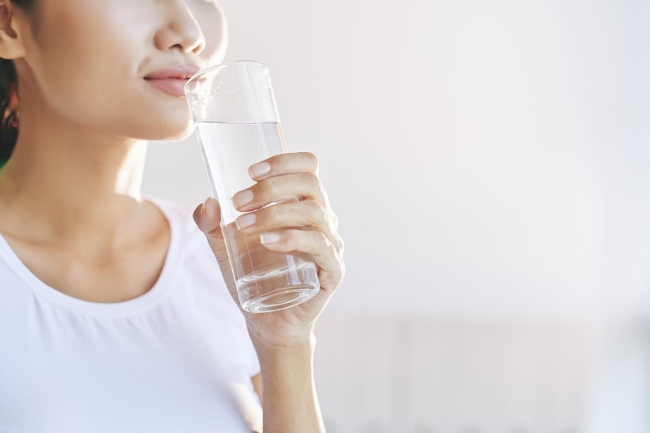 De quanta água você realmente precisa? Cai o mito de beber 2 litros por dia