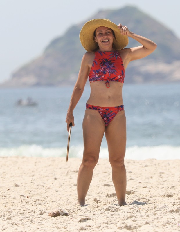 Carla Marins na praia da Barra da Tijuca (Foto: Dilson Silva/AgNews)