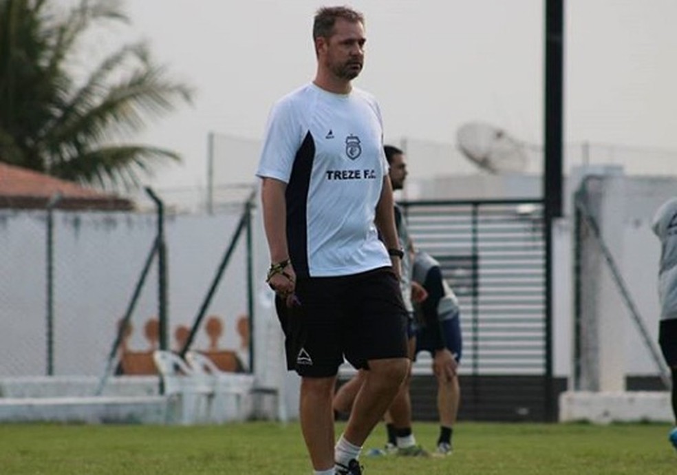 Kléber Romero segue como treinador interino do Treze enquanto não define o novo técnico da equipe — Foto: Ramon Smith / Treze