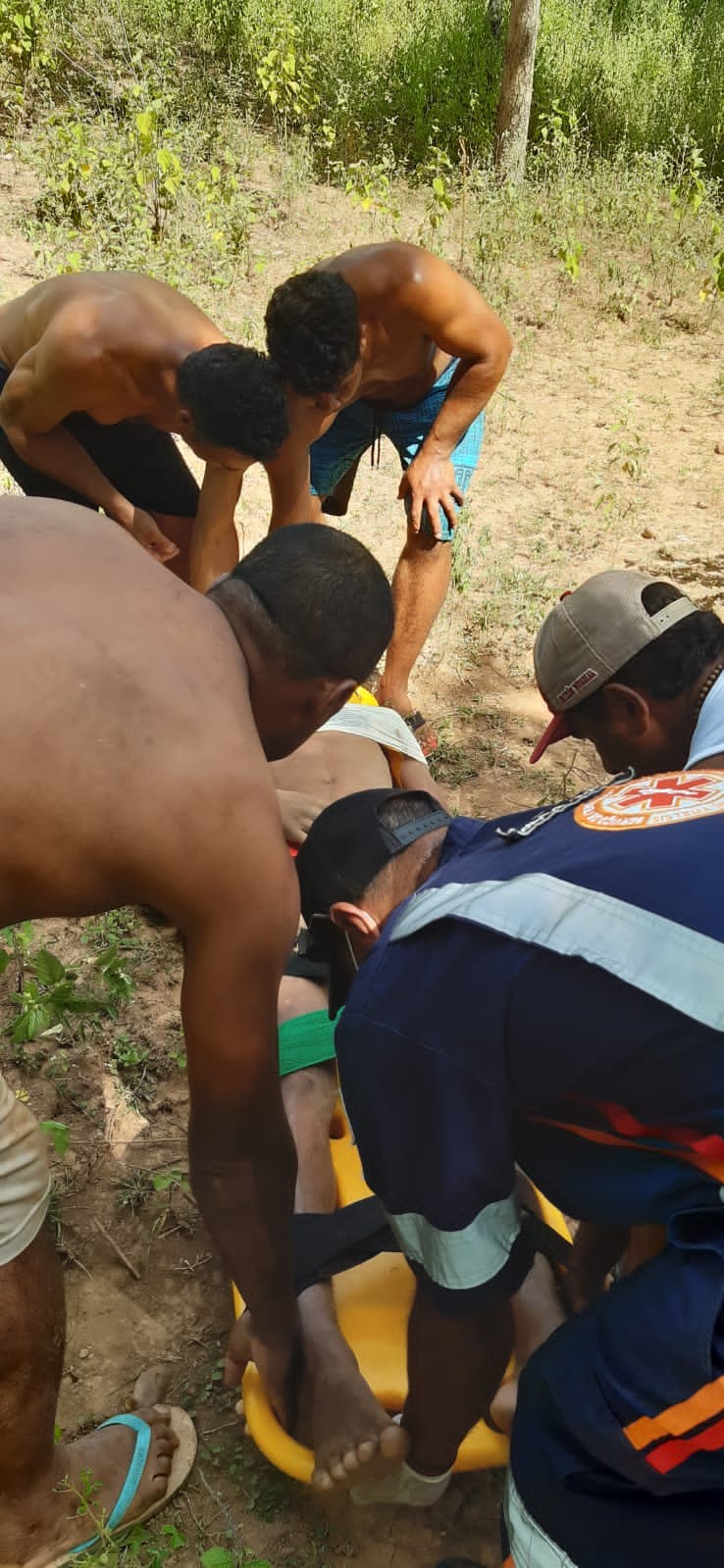 Jovem fica ferido após bater cabeça em pedra ao saltar em cachoeira, em Coração de Jesus