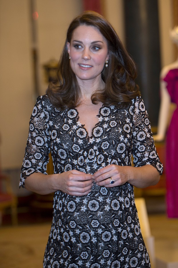 LONDON, UNITED KINGDOM - FEBRUARY 19: Catherine, Duchess of Cambridge attends The Commonwealth Fashion Exchange Reception at Buckingham Palace on February 19, 2018 in London, England. (Photo by Eddie Mulholland - Pool/Getty Images) (Foto: Getty Images)