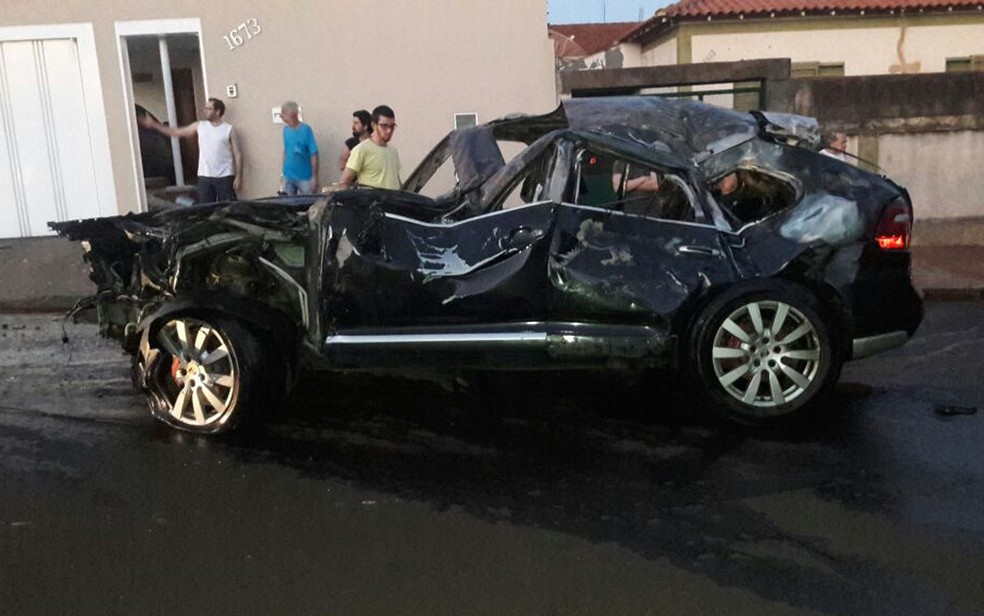 Carro usado pelo adolescente ficou completamente destruído em São Joaquim da Barra, SP (Foto: Reprodução/EPTV)