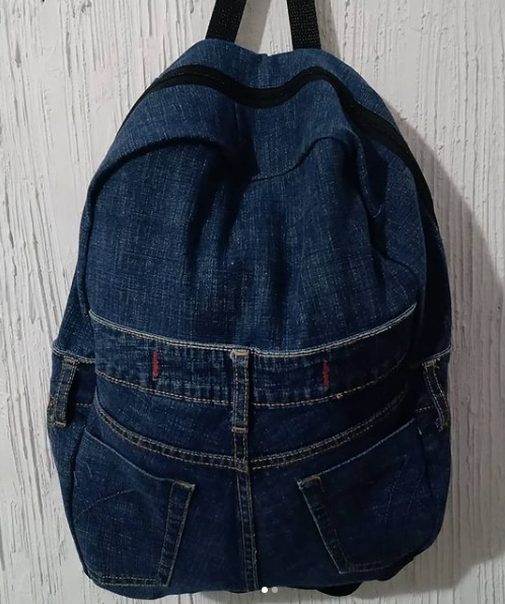 Participantes aprenderão a confeccionar uma mochila a partir de uma calça jeans usada — Foto: Prefeitura/Divulgação