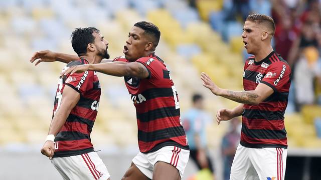 Henrique Dourado e Berrio comemoram o gol do Flamengo contra o Santos