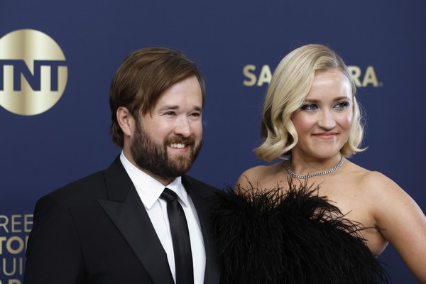 SANTA MONICA, CALIFORNIA - FEBRUARY 27: (L-R) Haley Joel Osment and Emily Osment attend the 28th Annual Screen Actors Guild Awards at Barker Hangar on February 27, 2022 in Santa Monica, California. (Photo by Frazer Harrison/Getty Images) (Foto: Getty Images)