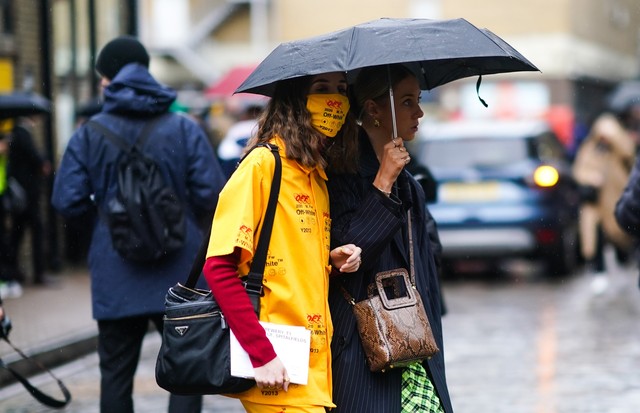 A guest at London Fashion Week fall 2020 wears an Off-White face mask (Foto: Getty Images)