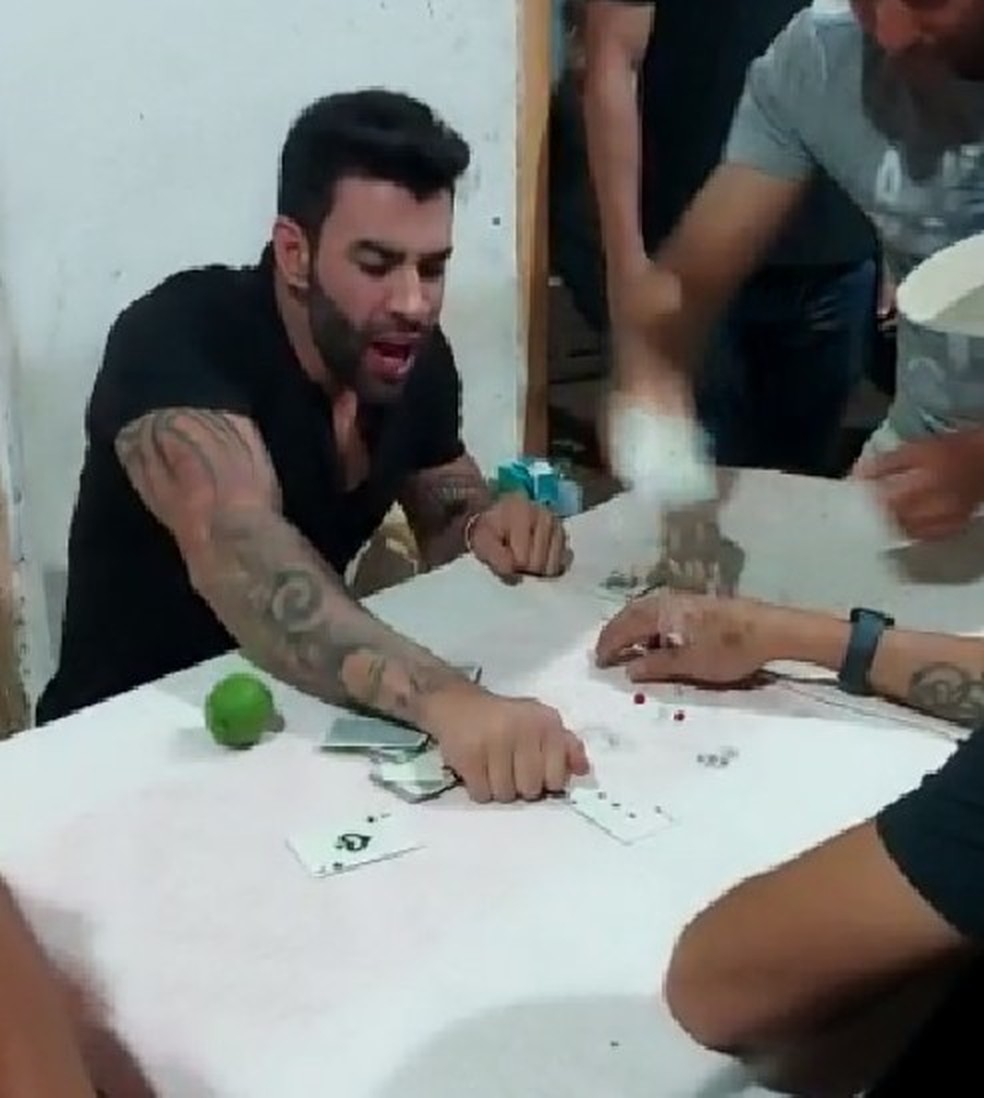 Vídeo mostra Gusttavo Lima jogando truco em bar no interior de MG |  Triângulo Mineiro | G1