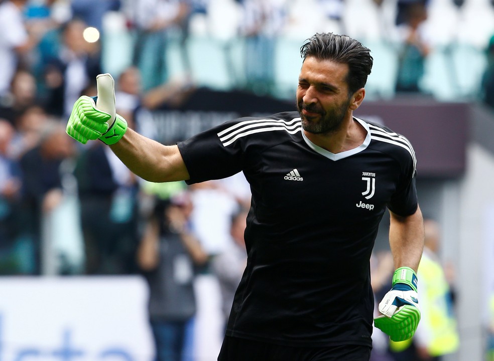 Buffon faz sinal de positivo no aquecimento de sua Ãºltima partida pela Juventus (Foto: REUTERS/Stefano Rellandini)