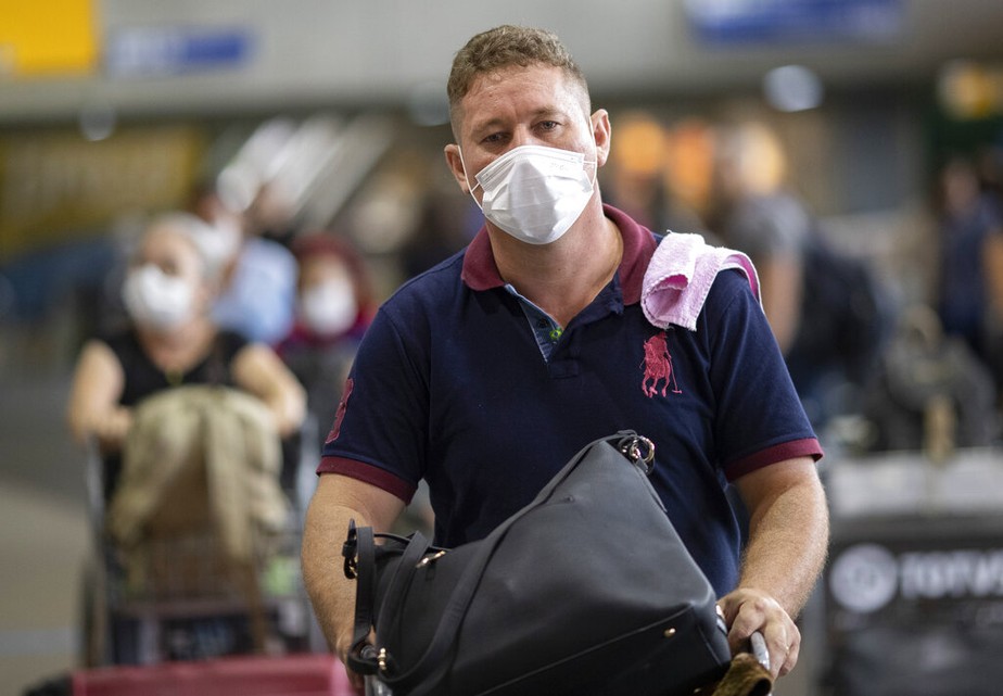 Passageiro se protege contra o coronavírus no aeroporto de Guarulhos, em São Paulo
