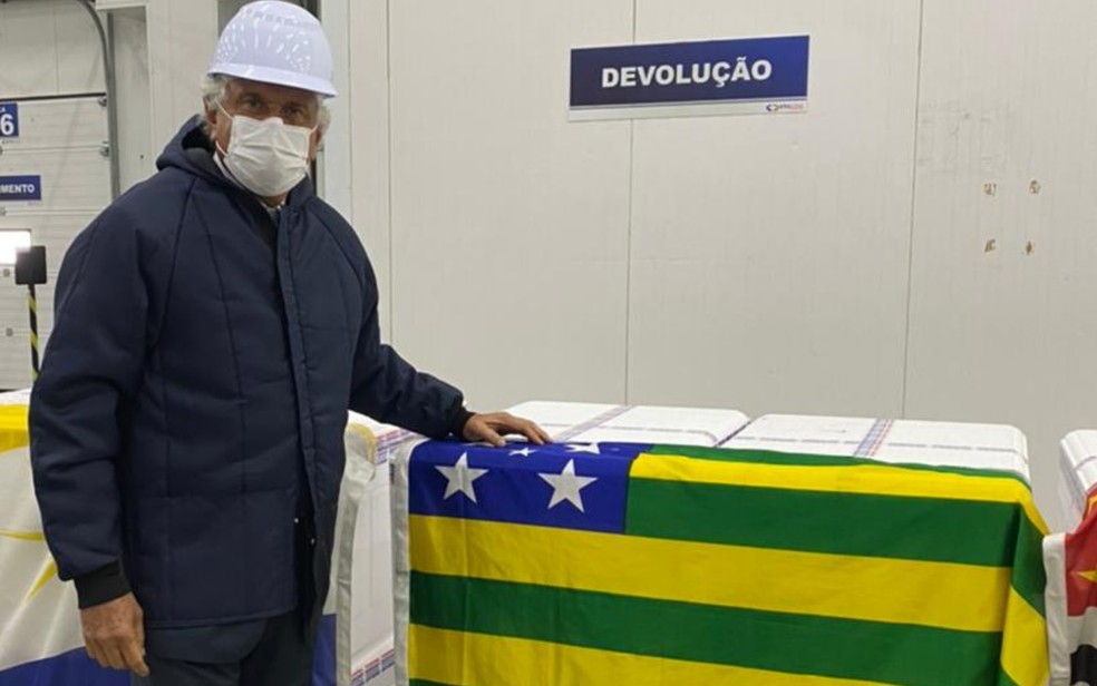Ronaldo Caiado com doses da CoronaVac — Foto: Reprodução/Governo de Goiás