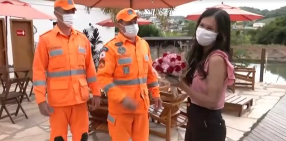 Mayana recebeu flores dos bombeiros que a salvaram em Barbacena (MG) — Foto: TV Integração/Reprodução