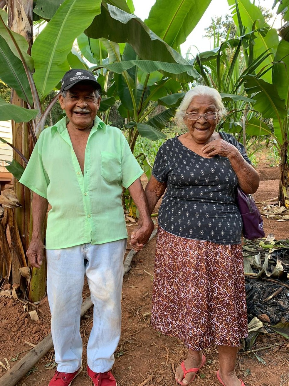Seu Gervásio e Dona Antônia, anciões Pataxó, em 2020. — Foto: Acervo Pessoal