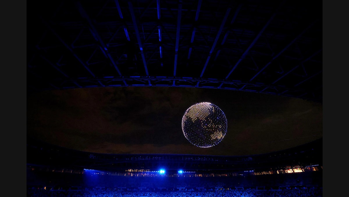 Drones voam para formar uma imagem da Terra no topo do Estádio Olímpico, local onde aconteceu a abertura (Foto: Comitê Olímpico Internacional / Divulgação)