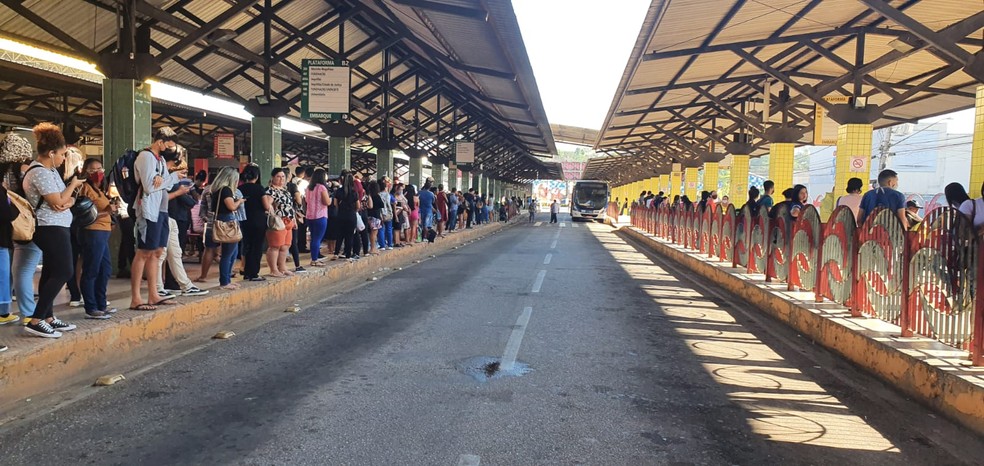 Movimento no Terminal Urbano de Rio Branco com suspensão de linhas  — Foto: Andryo Amaral/Rede Amazônica Acre 