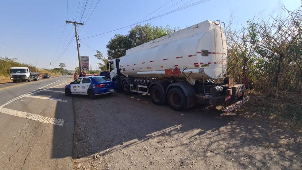 Caminhão de combustível abandonado em rodovia de Limeira — Foto: Wagner Morente/GCM