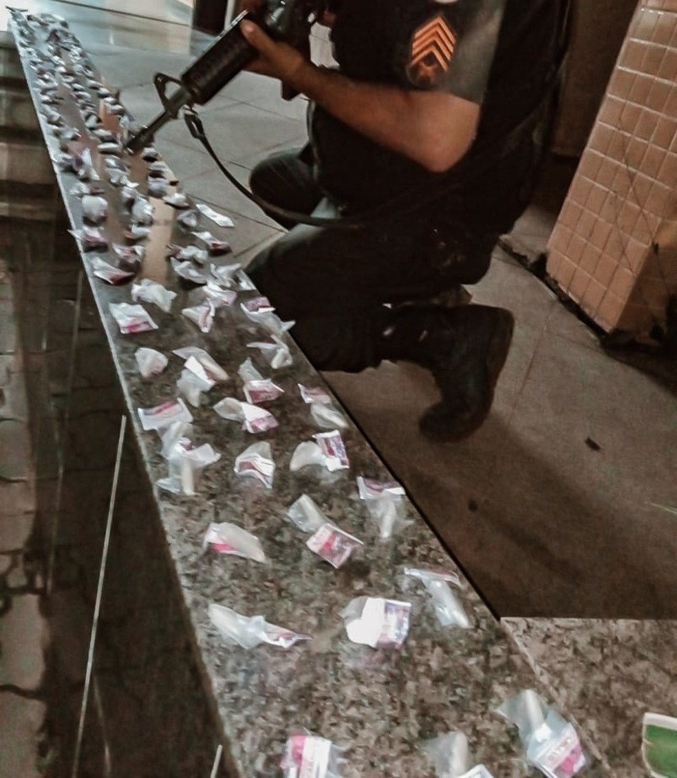 PM prende idoso com mais de 100 cápsulas de cocaína em Três Rios — Foto: Divulgação/Polícia Militar