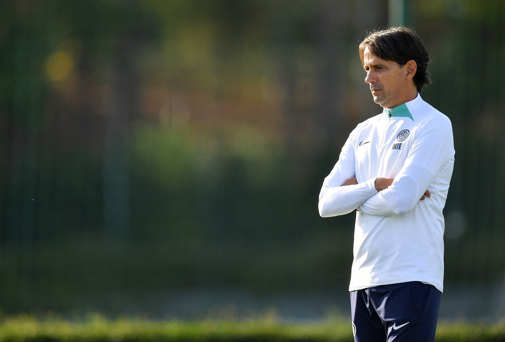 Simone Inzaghi observa treino da Inter: técnico está pressionado — Foto: REUTERS/Daniele Mascolo