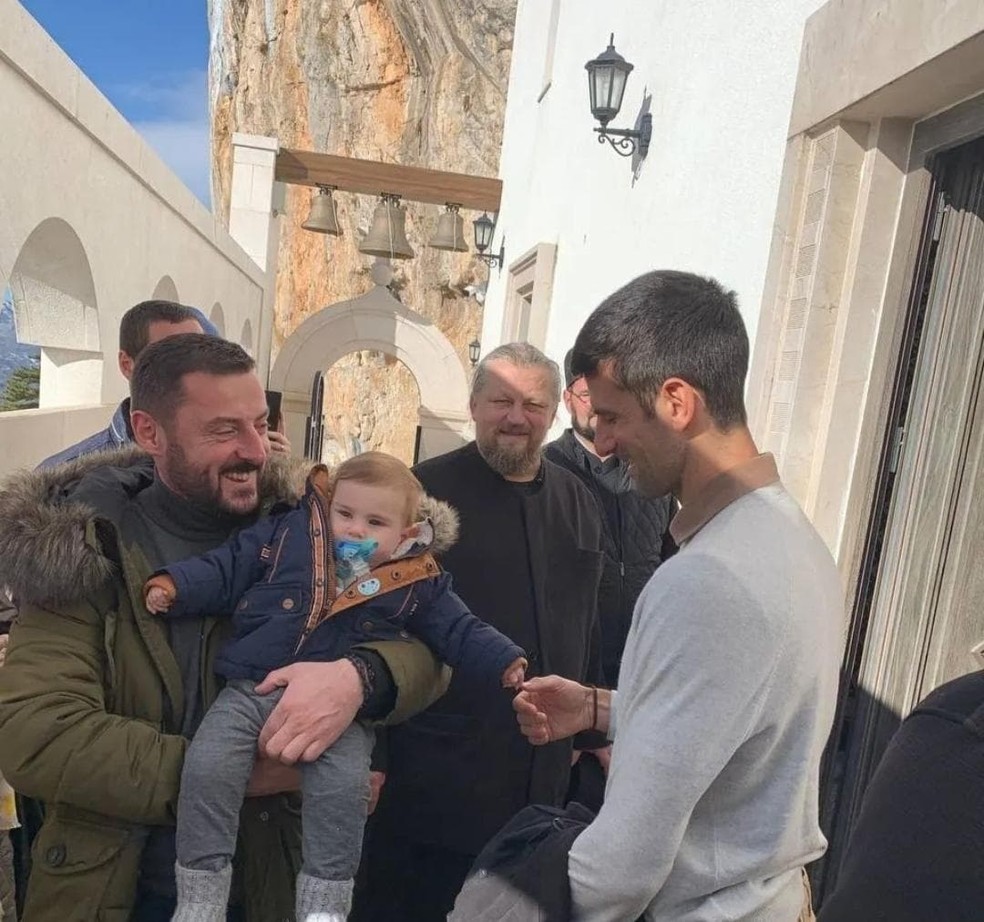 Novak Djokovic visita mosteiro ortodoxo em Montenegro — Foto: Reprodução/Twitter