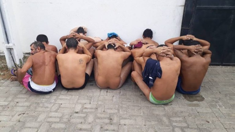 Detentos foram controlados por policiais militares apÃ³s rebeliÃ£o em delegacia â€” Foto: Alex Pimental/AgÃªncia DiÃ¡rio